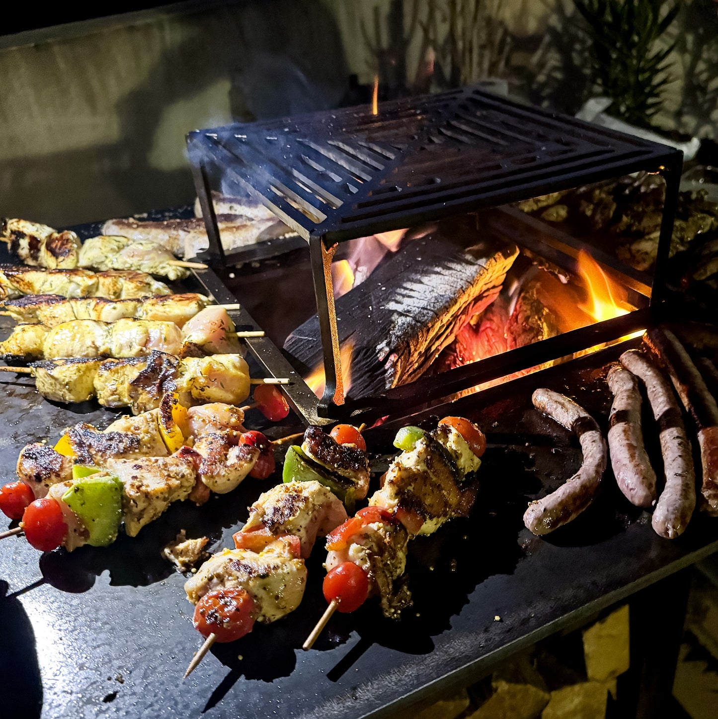 Lou Bouscarian - Brasero plancha avec Rangement bûches en acier corten- Grille et stop food inclus