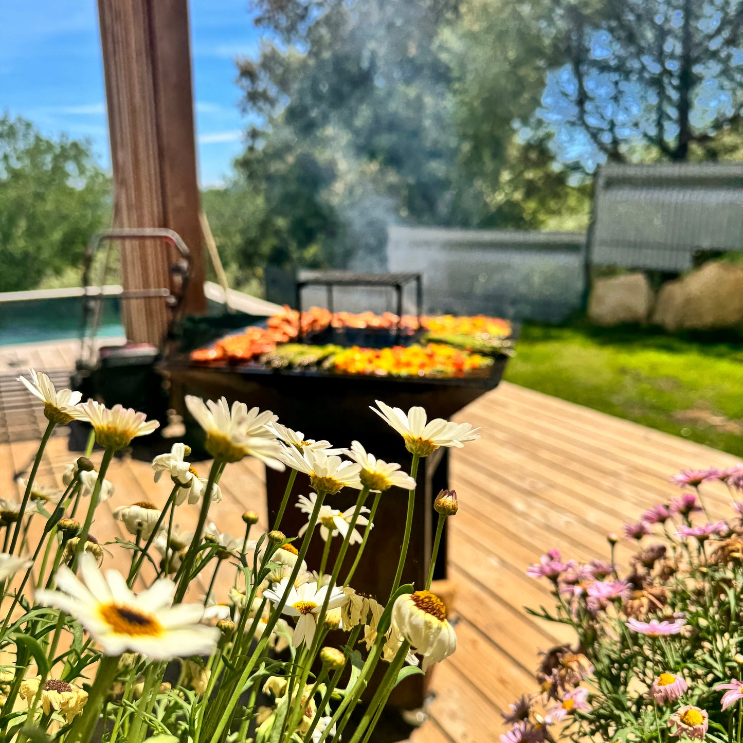 Lou provençau - Brasero plancha en acier corten avec rangement bûches - grille et stop food inclus