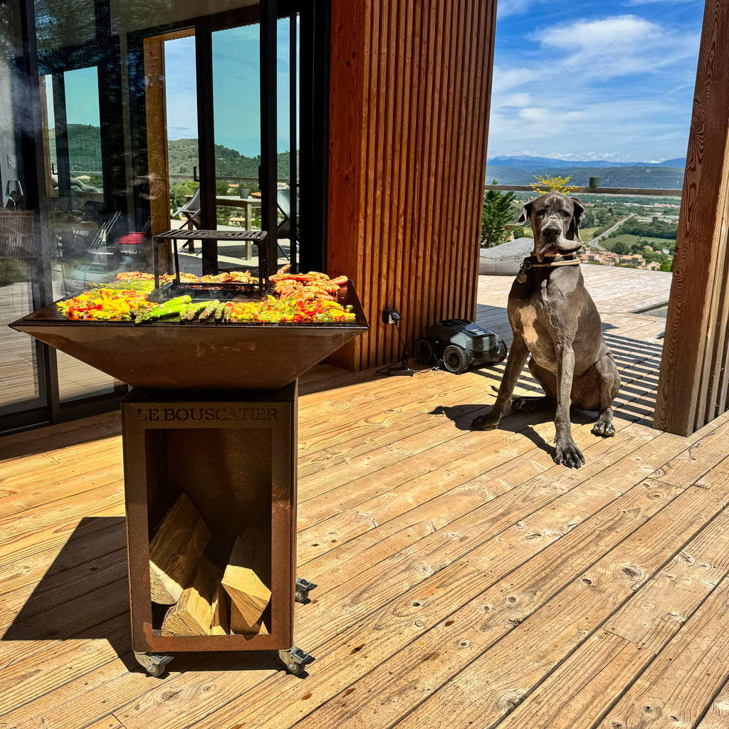 Lou Provençau carré 62x62x74cm - Brasero plancha en acier corten avec rangement bûches  - grille et stop food inclus