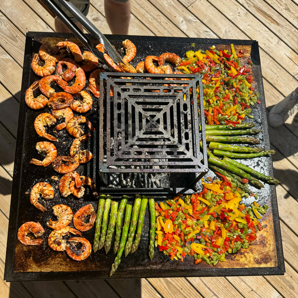 Lou Provençau carré 62x62x74cm - Brasero plancha en acier corten avec rangement bûches  - grille et stop food inclus